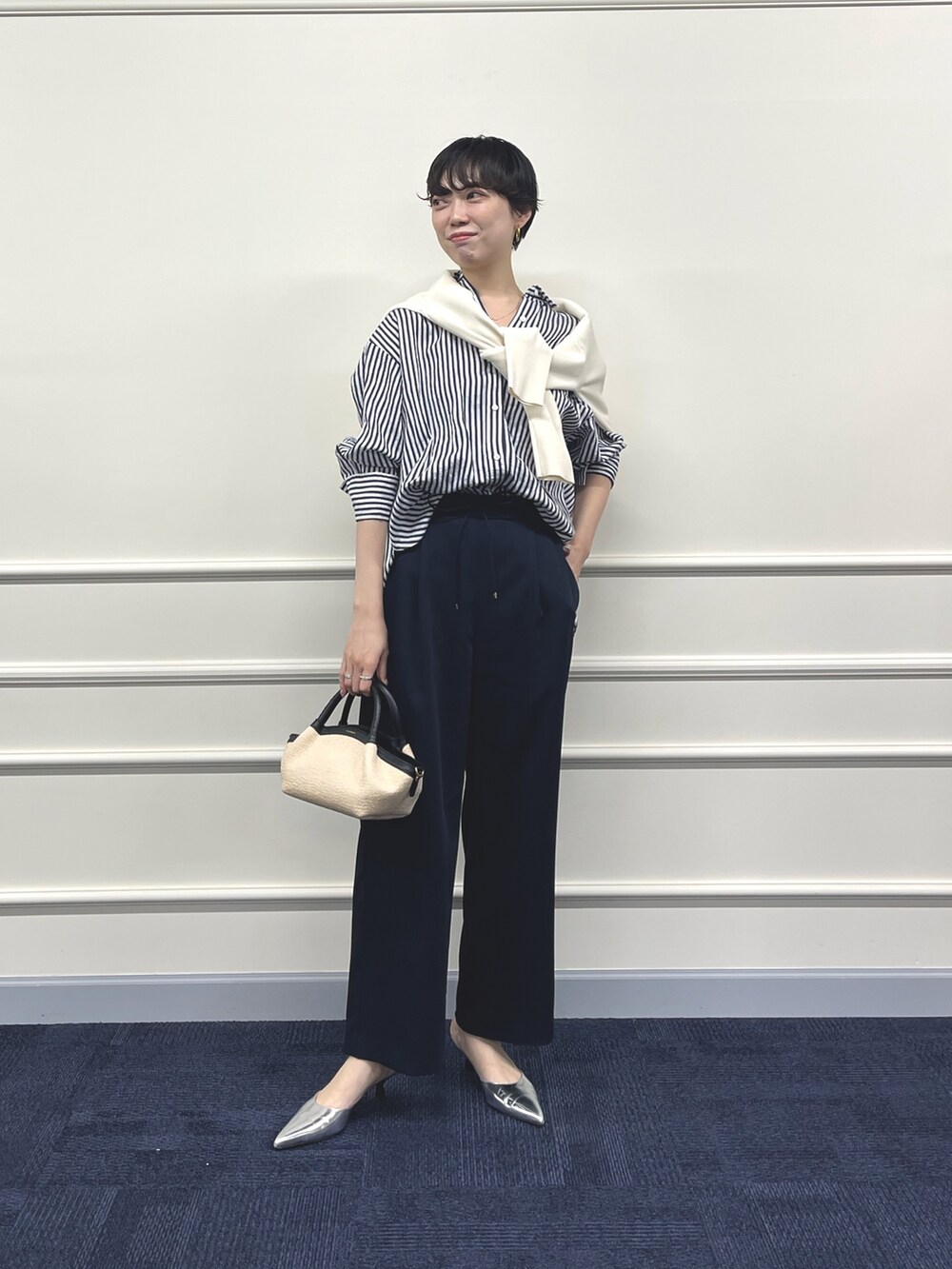 「シンプル、シンプルコーデ、大人カジュアル、大人コーデ、きれいめカジュアル、キレイめ、オフィスカジュアル、シャツスタイル、シャツストライプ、ストライプシャツ、春、ネイビー、骨格ウェーブ、パンツスタイル」|「NOLLEY’S Sophiの《手洗い可能》深Vネックプルオーバーニット(ニット/セーター、ホワイト系)」を使った、nol sachiさん(骨格ウェーブ・レディース・164cm)の冬コーディネートの8枚目の写真