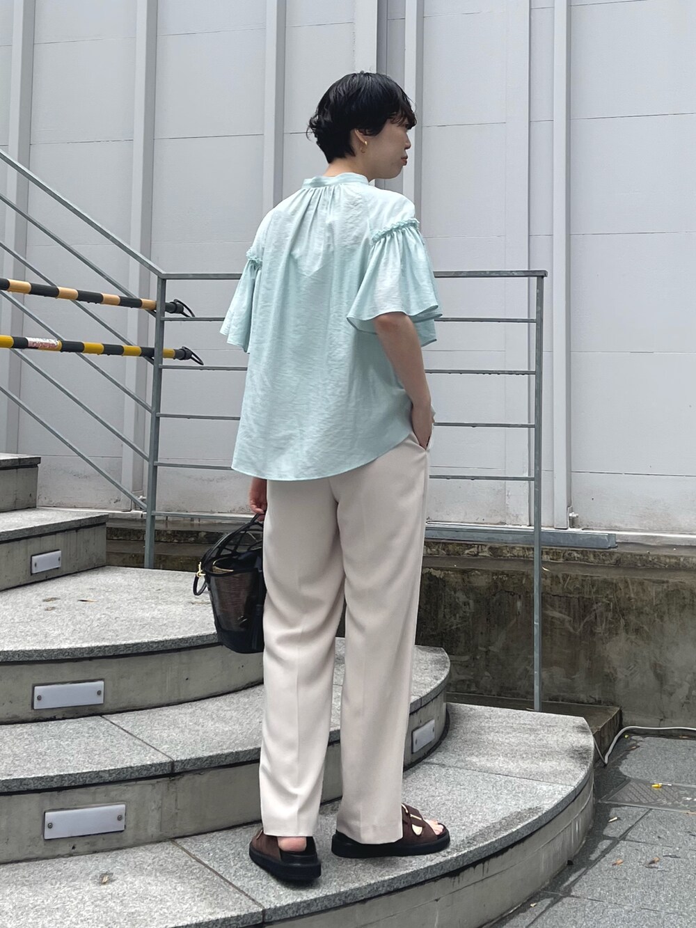 「春色、淡色コーデ、休日スタイル、お出かけコーデ、大人カジュアル、シンプル、シンプルコーデ、きれいめカジュアル、キレイめ、パンツスタイル、ミントグリーン、シアートップス、骨格ウェーブ」｜「NOLLEY’S Sophiのシアーフレアスリーブブラウス（シャツ/ブラウス、グリーン系）」を使った、nol sachiさん（骨格ウェーブ・レディース・164cm）の春コーディネートの6枚目の写真