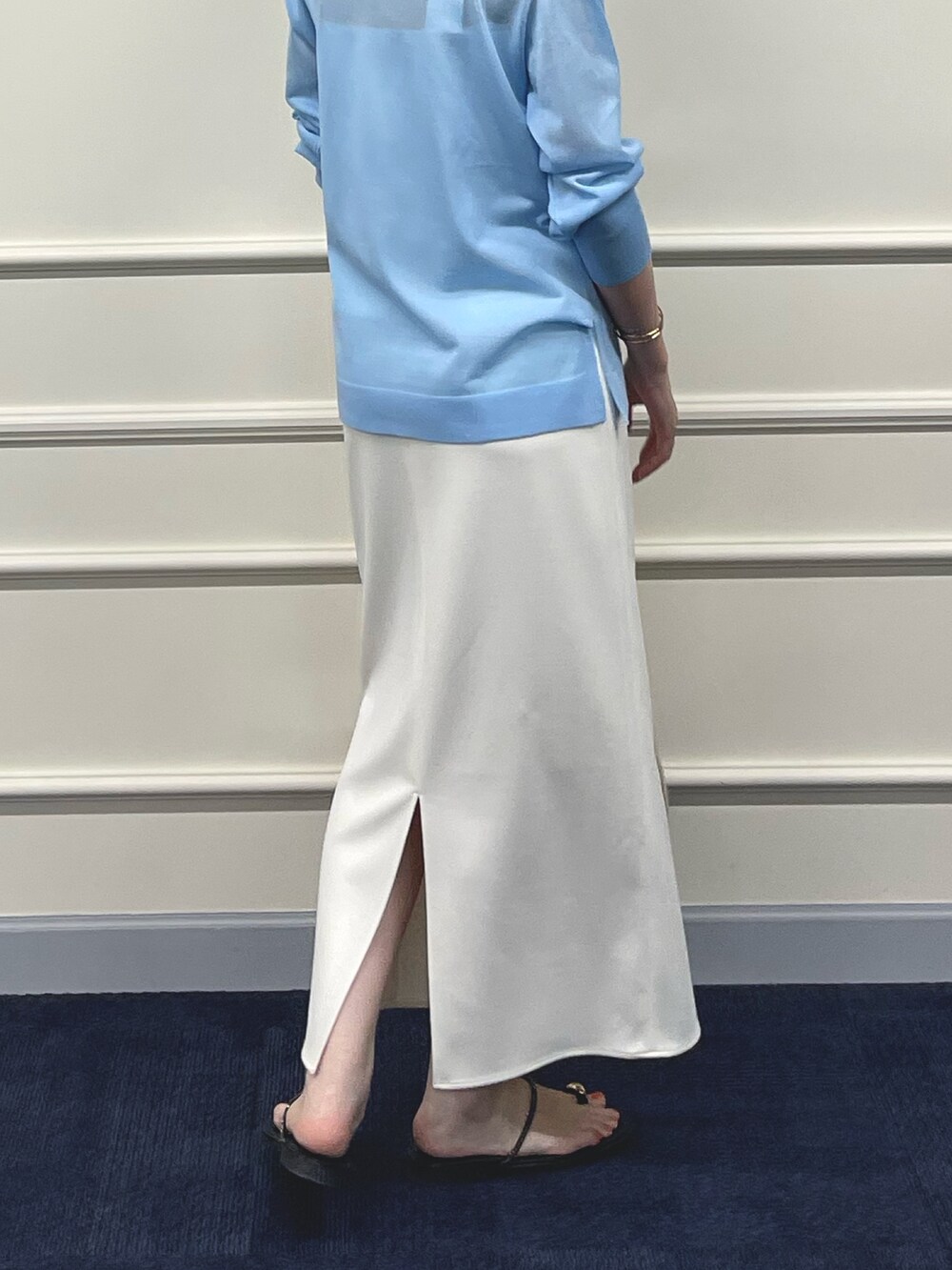 ブルー系のカーディガン/ボレロ、ホワイト系のキャミソール、ホワイト系のショルダーバッグを着用したレディースの夏コーディネートの5枚目の写真