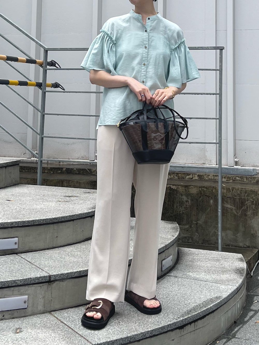 「春色、淡色コーデ、休日スタイル、お出かけコーデ、大人カジュアル、シンプル、シンプルコーデ、きれいめカジュアル、キレイめ、パンツスタイル、ミントグリーン、シアートップス、骨格ウェーブ」｜「NOLLEY’S Sophiのシアーフレアスリーブブラウス（シャツ/ブラウス、グリーン系）」を使った、nol sachiさん（骨格ウェーブ・レディース・164cm）の春コーディネートの2枚目の写真