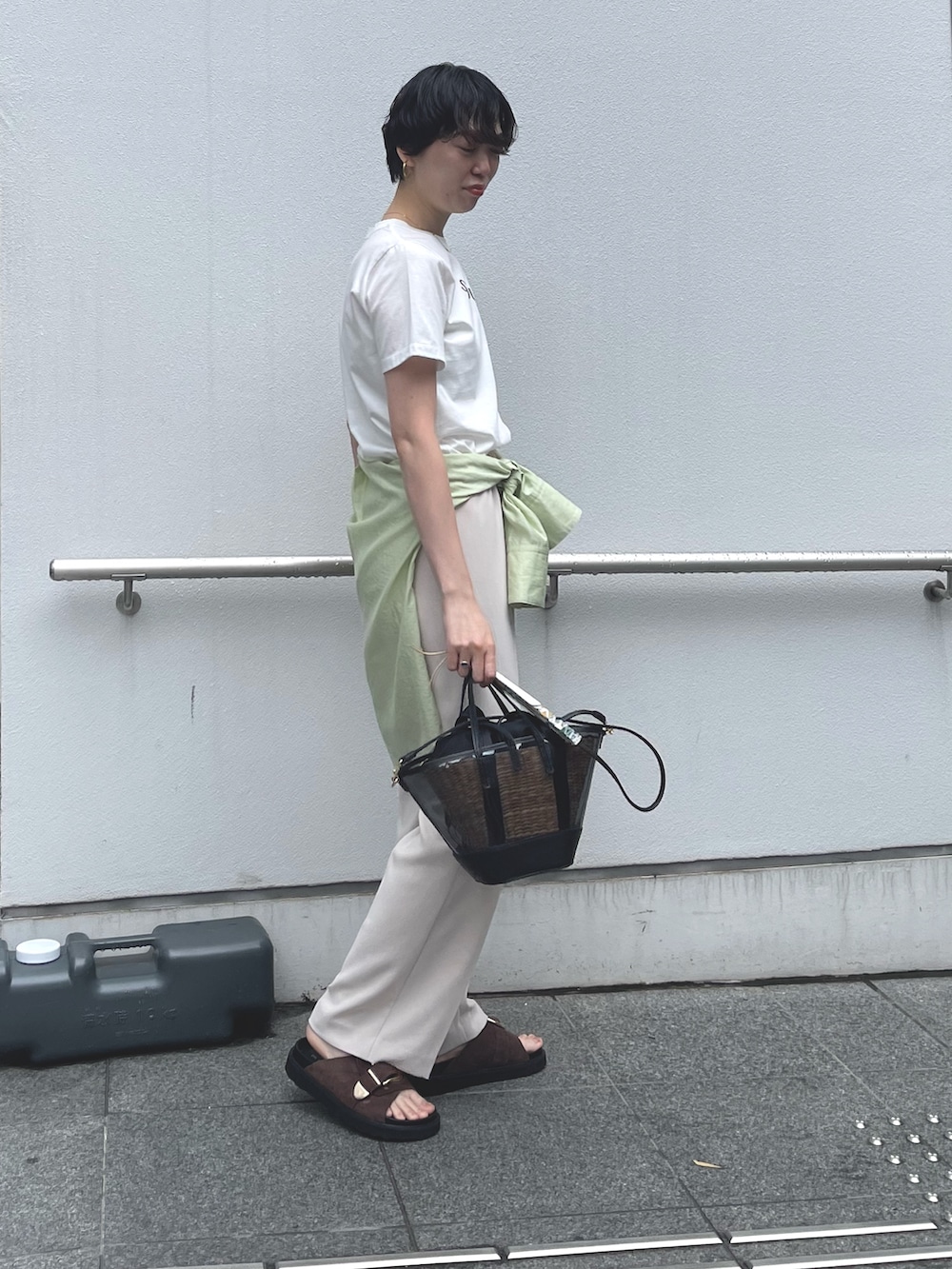 「シンプル、シンプルコーデ、大人カジュアル、きれいめカジュアル、キレイめ、オフィスカジュアル、Tシャツ、白Tシャツ、夏コーデ、お出かけコーデ、シャツ/ブラウス、骨格ウェーブ」｜「NOLLEY’S Sophiのウォッシャブルセミフレアイージーパンツ（その他パンツ、ベージュ系）」を使った、nol sachiさん（骨格ウェーブ・レディース・164cm）の夏コーディネートの5枚目の写真