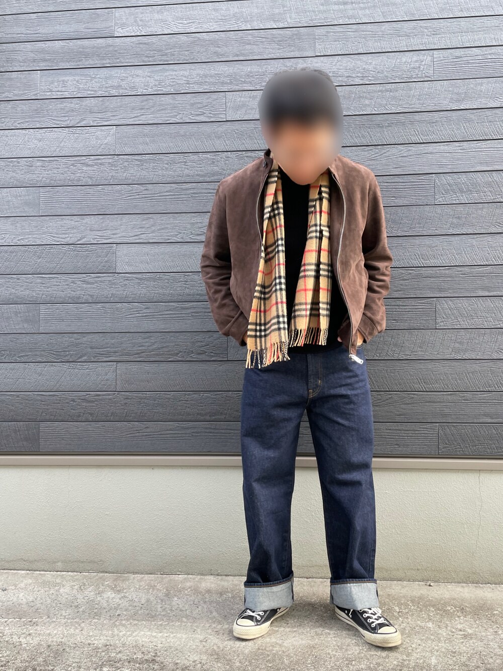 「マフラー、ストール、古着、レザージャケット、デニム、コンバース、ブラウン、バーバリー、プチプラ、UNIQLO U、GU」｜「CONVERSEのconverse コンバース CANVAS ALL STAR J OX MADE IN JAPAN(キャンバスオールスター メイドインジャパン) 32167431（スニーカー、ブラック系）」を使った、N.Tさん（メンズ・169cm）の冬コーディネートの2枚目の写真