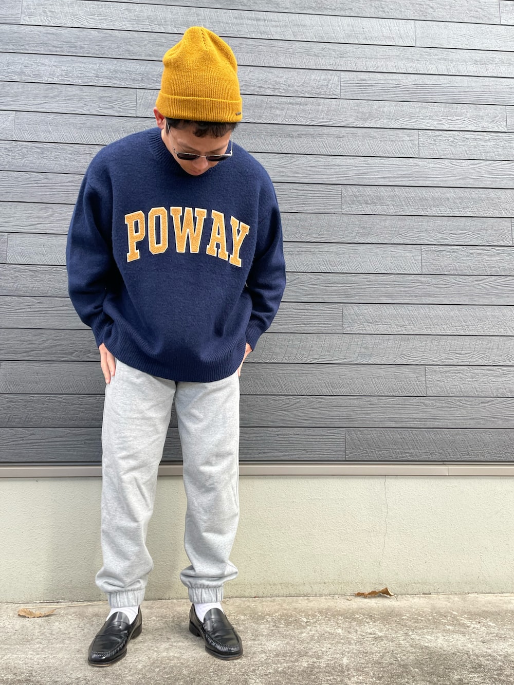 「ニット帽、ニット、スウェット、スウェットパンツ、ローファー、シロソックス、ネイビー、イエロー、グレー、ブラック、カジュアルコーデ、レディース、ユニセックス、ビッグシルエット、冬を彩る色いろコーデ」｜「niko and...のオリジナルカラーリブニットワッチ（ニットキャップ/ビーニー、イエロー系）」を使った、N.Tさん（メンズ・169cm）の冬コーディネートの2枚目の写真