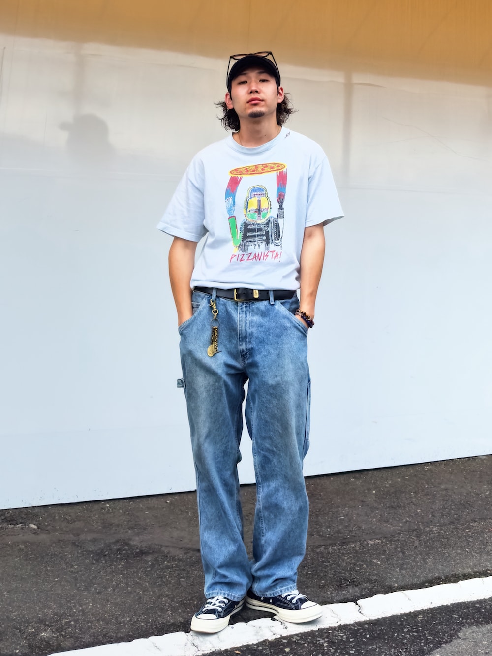 「タックイン、リーバイス、古着、ペインターパンツ、ワイドパンツ、プリントT、スニーカー、キャップ、ootd、デニム、デニムパンツ、ジーンズ、アメカジ、レトロ、シンプルコーデ」｜「Levi'sのアイテム（デニムパンツ、ブルー系）」を使った、kabatakuさん（メンズ・174cm）の夏コーディネートの2枚目の写真