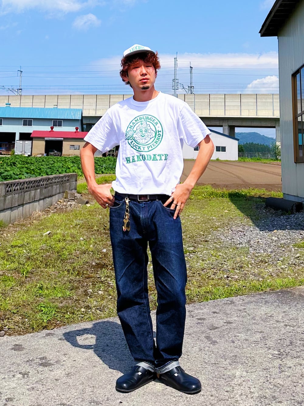 「夏コーデ、夏だ！Tシャツ着よう！、ラッキーピエロ、白Tシャツ、Tシャツ、Tシャツ×デニム、デニムパンツ、デニム、キャップ、ストレートデニム、シンプルコーデ、オトナカジュアル、カジュアルコーデ、メンズコーデ、大人カジュアル」｜「UNIQLOのアイテム（デニムパンツ、ブルー系）」を使った、kabatakuさん（メンズ・174cm）の夏コーディネートの2枚目の写真