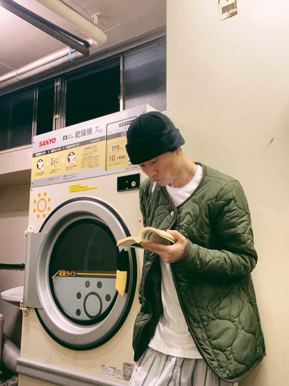 グリーン系のジャケット/アウターを着用したメンズの春コーディネートの2枚目の写真