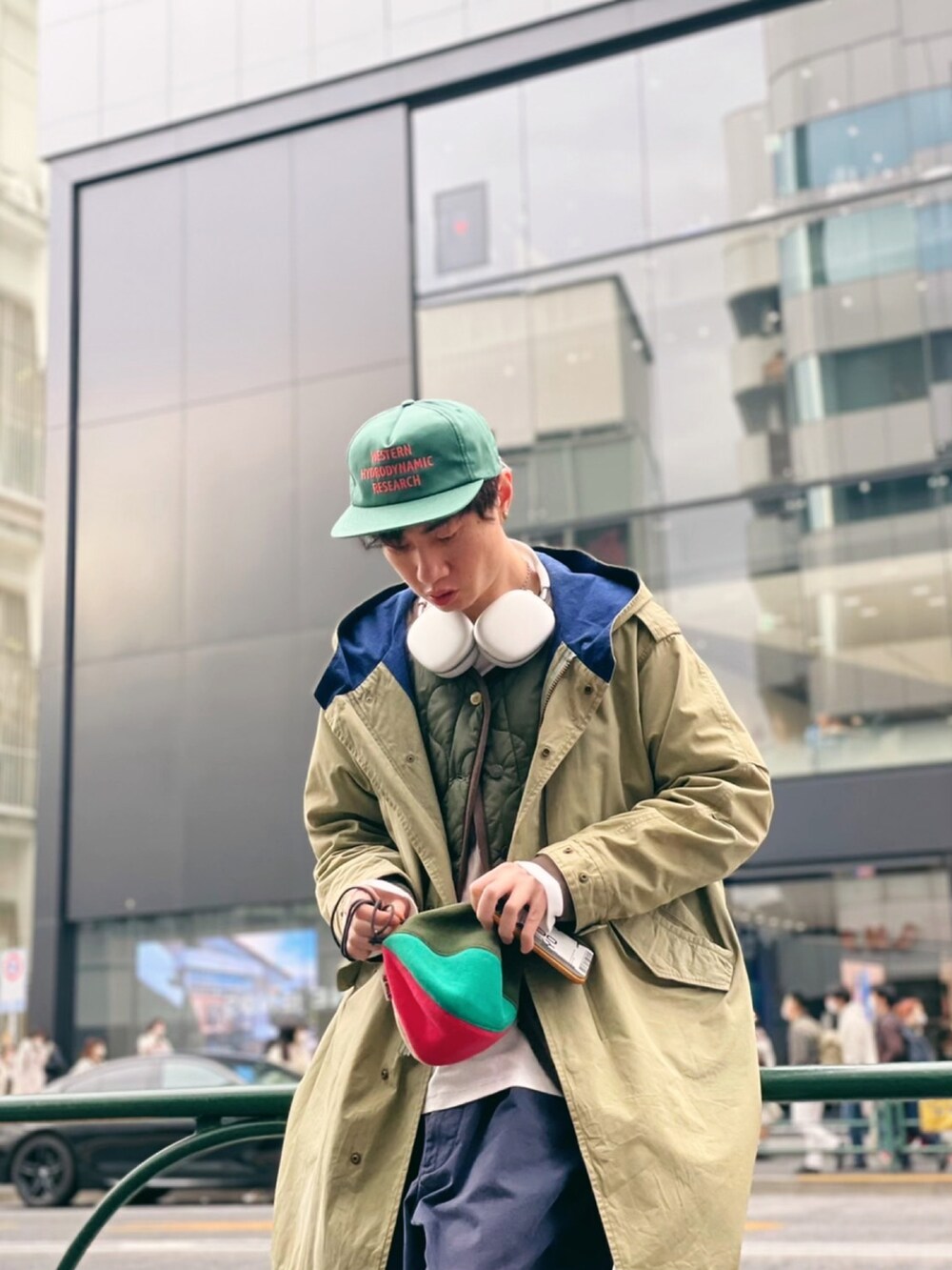 ブルー系のジャケット/アウター、グリーン系のトップス、ブルー系のパンツを着用したメンズの春コーディネートの2枚目の写真