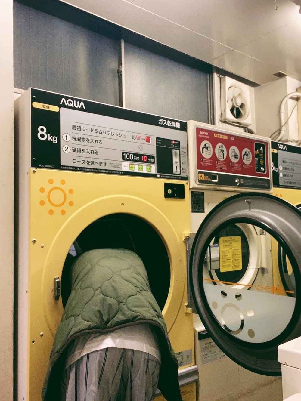 グリーン系のジャケット/アウターを着用したメンズの春コーディネートの3枚目の写真