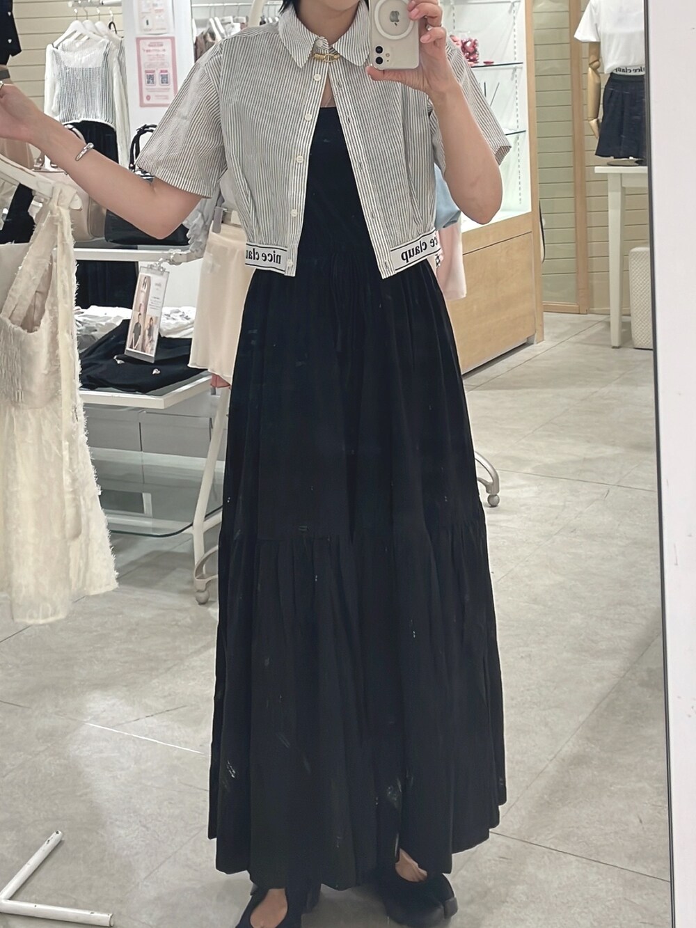 ブラック系のワンピース、その他のシャツ/ブラウスを着用したレディースの夏コーディネートの2枚目の写真