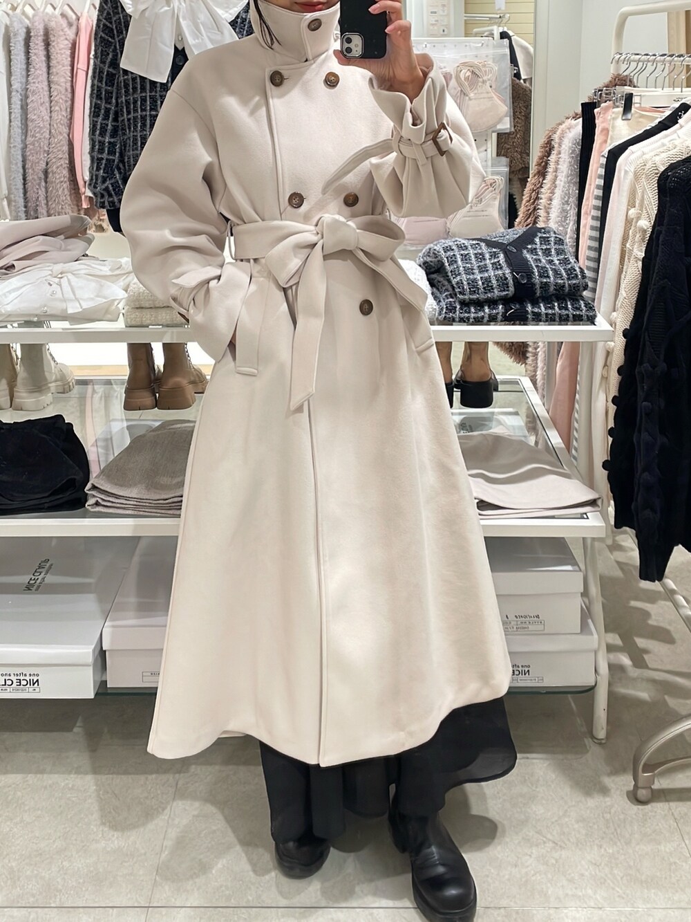 ホワイト系のその他アウターを着用したレディースの冬コーディネートの3枚目の写真