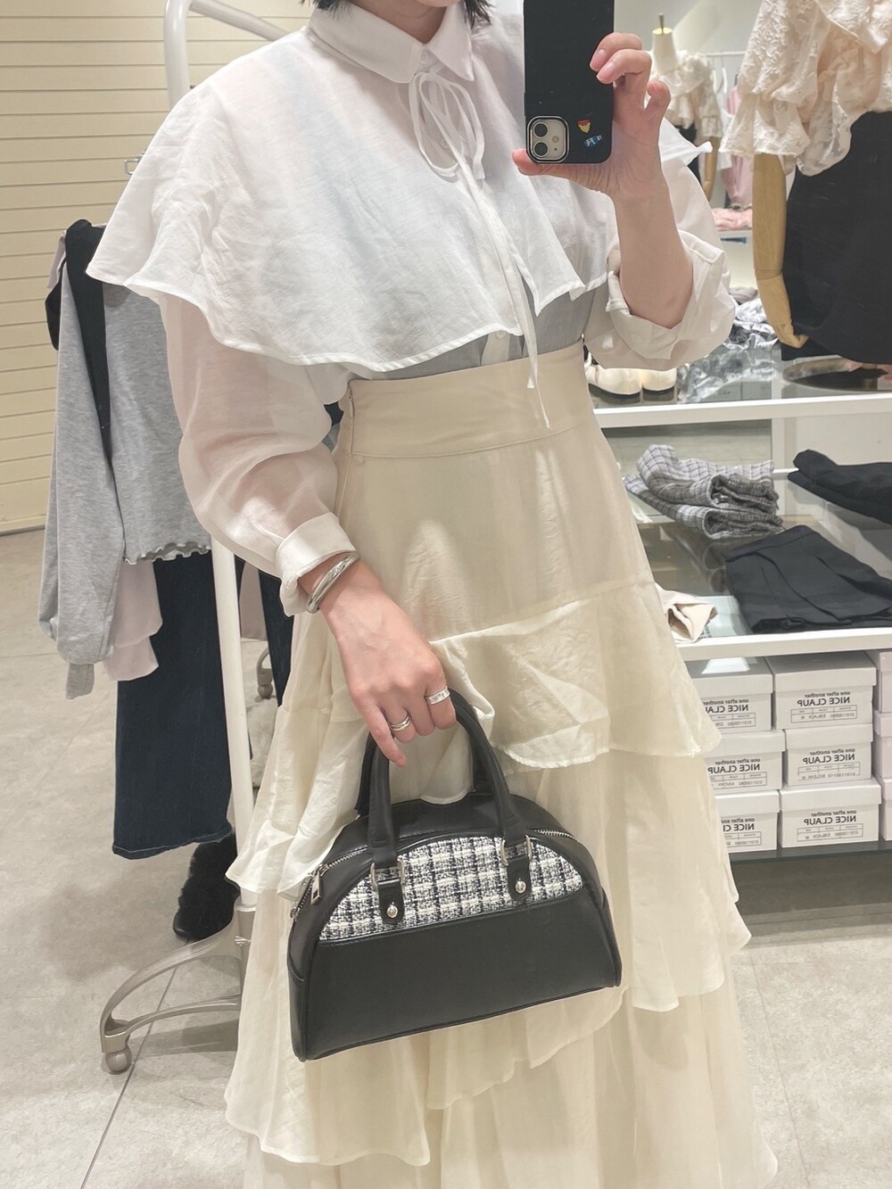 ホワイト系のスカート、ホワイト系のシャツ/ブラウスを着用したレディースの春コーディネートの3枚目の写真