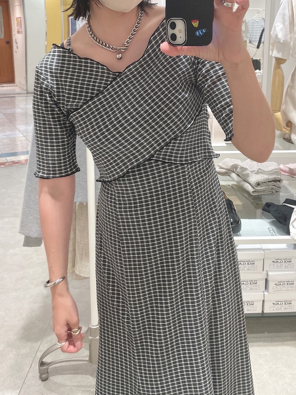 ブラック系のワンピース、ブラック系のハットを着用したレディースの春コーディネートの2枚目の写真