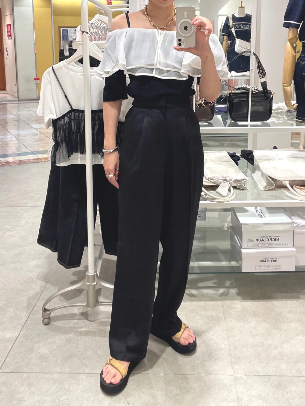 「モノトーンコーデ、セットアップスタイル、スラックス、ハイウエストパンツ、オフショル、フリルトップス、襟付きトップス、one after another NICE CLAUP、骨格ナチュラル、高身長女子、イエベ秋、サンダル、ママコーデ、teva」｜「one after another NICE CLAUPのセットアップで着られる/美却スラックスパンツ（スラックス、ブラック系）」を使った、miguさん（レディース・164cm）の夏コーディネートの3枚目の写真