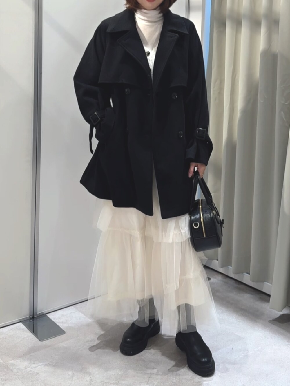 「お出かけコーデ、冬のコーデ、シンプルコーデ、大人女子、モノトーンコーデ、ブーツスタイル、ブラック、きれいめコーデ、スカートコーデ、プチプラコーデ」｜「one after another NICE CLAUPの2way/スタンドカラーミドルコート（チェスターコート、ブラック系）」を使った、miguさん（レディース・164cm）の冬コーディネートの3枚目の写真