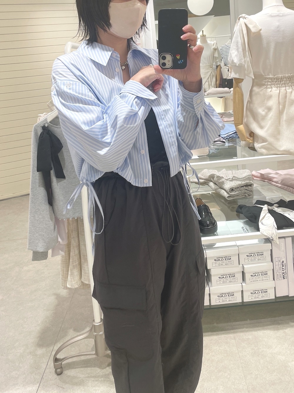 グレー系のカーゴパンツ、ブルー系のシャツ/ブラウス、ブラック系のサンダルを着用したレディースの春コーディネートの3枚目の写真