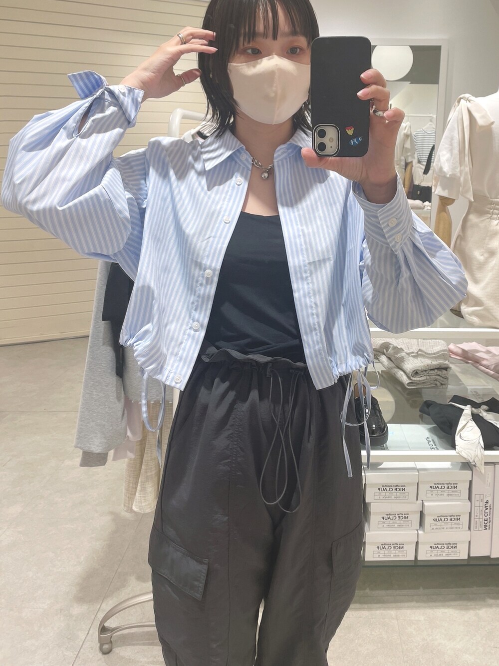 グレー系のカーゴパンツ、ブルー系のシャツ/ブラウス、ブラック系のサンダルを着用したレディースの春コーディネートの2枚目の写真