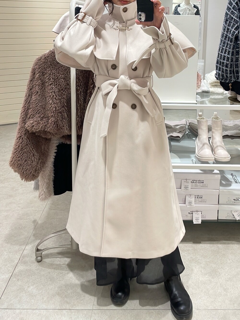 ホワイト系のその他アウターを着用したレディースの冬コーディネートの2枚目の写真