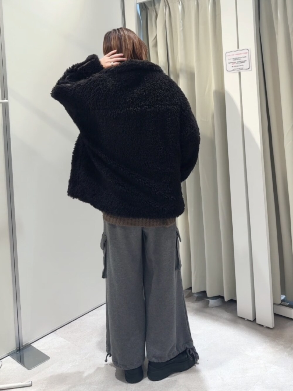 「真冬のあったかスタイル、冬のコーデ、カジュアルスタイル、大人女子、ゆったりシルエット、スウェットコーデ、あったかコーデ、ブラック、メガネ」｜「one after another NICE CLAUPのサイドラインリボンボアブルゾン（ブルゾン、ブラック系）」を使った、miguさん（レディース・164cm）の冬コーディネートの3枚目の写真