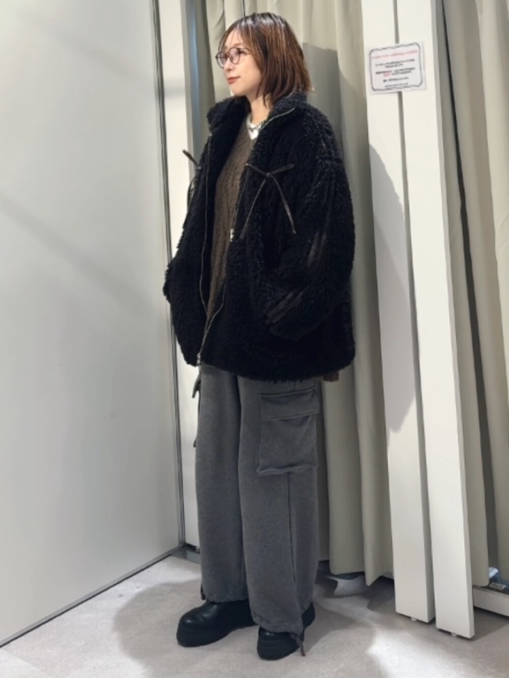 「真冬のあったかスタイル、冬のコーデ、カジュアルスタイル、大人女子、ゆったりシルエット、スウェットコーデ、あったかコーデ、ブラック、メガネ」｜「one after another NICE CLAUPのサイドラインリボンボアブルゾン（ブルゾン、ブラック系）」を使った、miguさん（レディース・164cm）の冬コーディネートの2枚目の写真