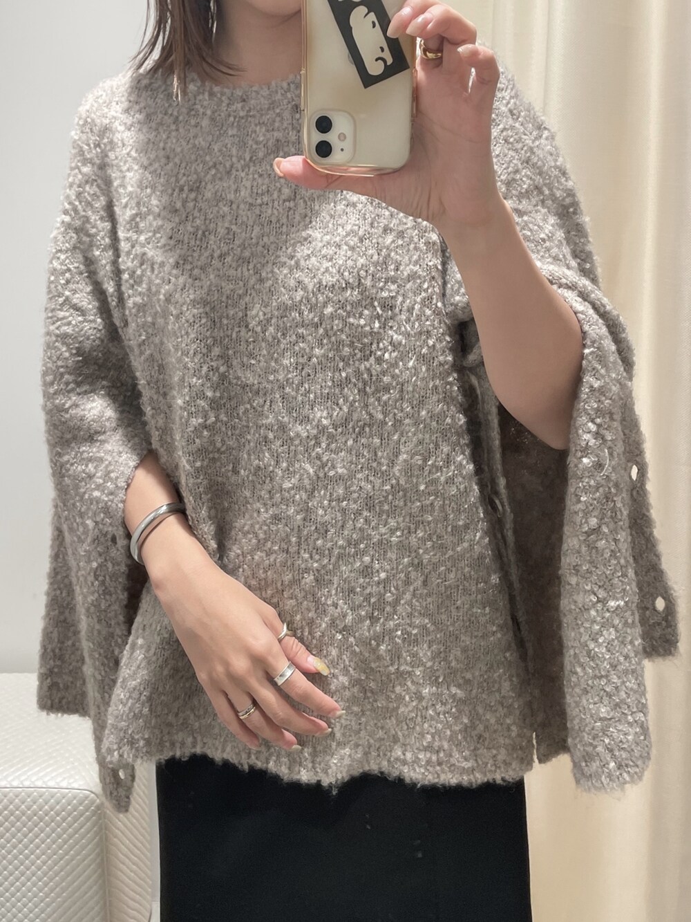 ブラック系のワンピース、ブラウン系のニット/セーターを着用したレディースの秋コーディネートの2枚目の写真