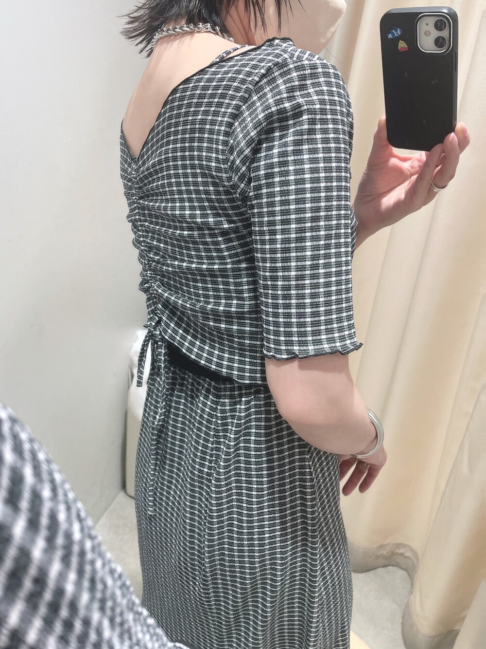 ブラック系のワンピース、ブラック系のハットを着用したレディースの春コーディネートの3枚目の写真