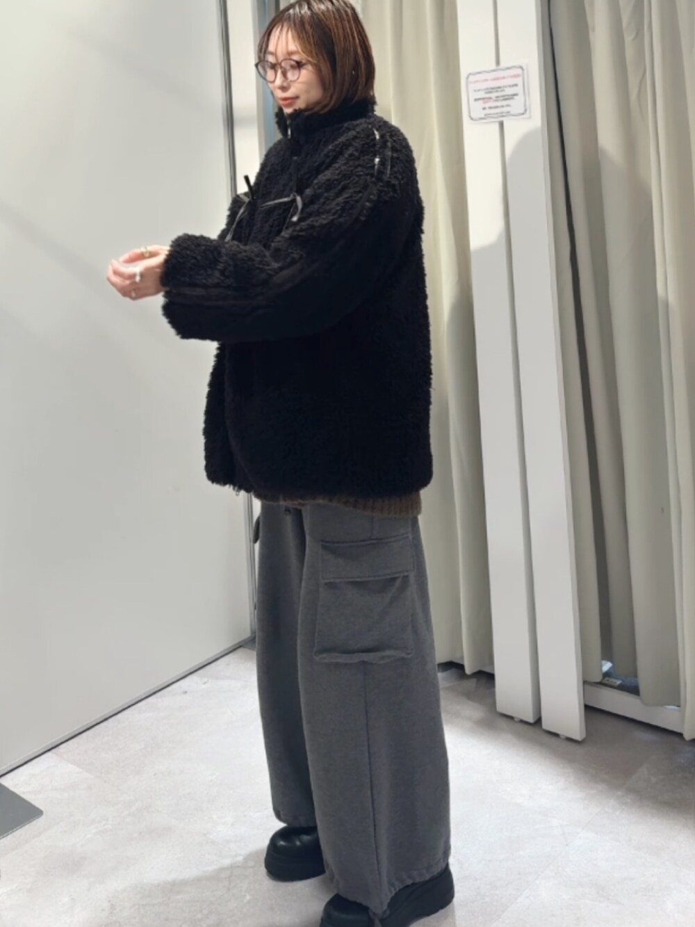「真冬のあったかスタイル、冬のコーデ、カジュアルスタイル、大人女子、ゆったりシルエット、スウェットコーデ、あったかコーデ、ブラック、メガネ」｜「one after another NICE CLAUPのサイドラインリボンボアブルゾン（ブルゾン、ブラック系）」を使った、miguさん（レディース・164cm）の冬コーディネートの4枚目の写真