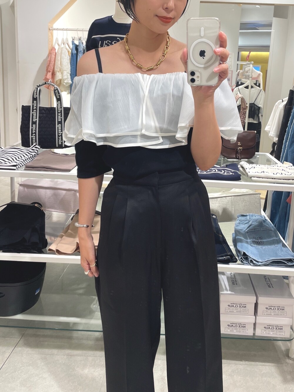 「モノトーンコーデ、セットアップスタイル、スラックス、ハイウエストパンツ、オフショル、フリルトップス、襟付きトップス、one after another NICE CLAUP、骨格ナチュラル、高身長女子、イエベ秋、サンダル、ママコーデ、teva」｜「one after another NICE CLAUPのセットアップで着られる/美却スラックスパンツ（スラックス、ブラック系）」を使った、miguさん（レディース・164cm）の夏コーディネートの2枚目の写真