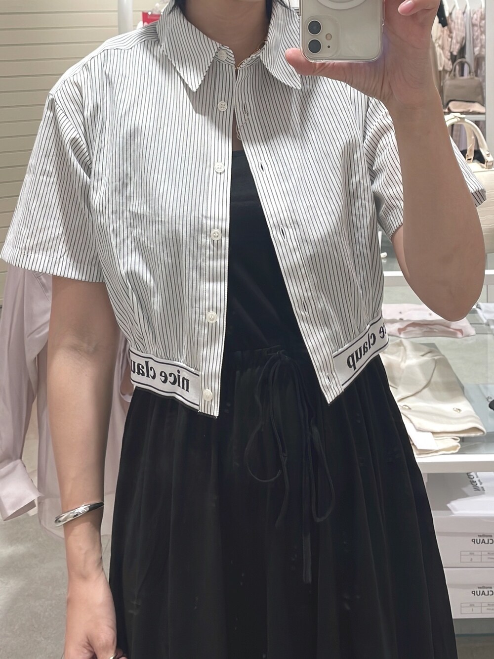 ブラック系のワンピース、その他のシャツ/ブラウスを着用したレディースの夏コーディネートの3枚目の写真