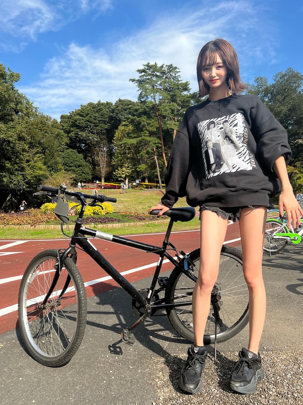 ブラック系のデニムパンツ、ブラック系のスニーカーを着用したレディースの冬コーディネートの2枚目の写真