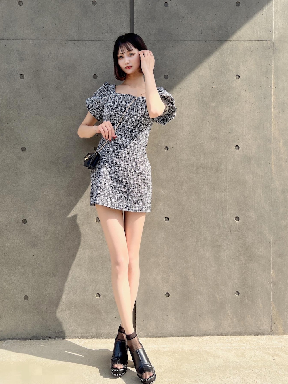 「ごきげんウィーク、春コーデ、お出かけコーデ、着回しコーデ、プチプラ、春服、ootd、ＧＷ、モノトーンコーデ、高身長女子、ショルダーバッグ、韓国ファッション、ストリートコーデ、韓国コーデ、韓国好きな人と繋がりたい」｜「sheinのアイテム（ワンピース、ブラック系）」を使った、かれんさん（レディース・170cm）の春コーディネートの2枚目の写真