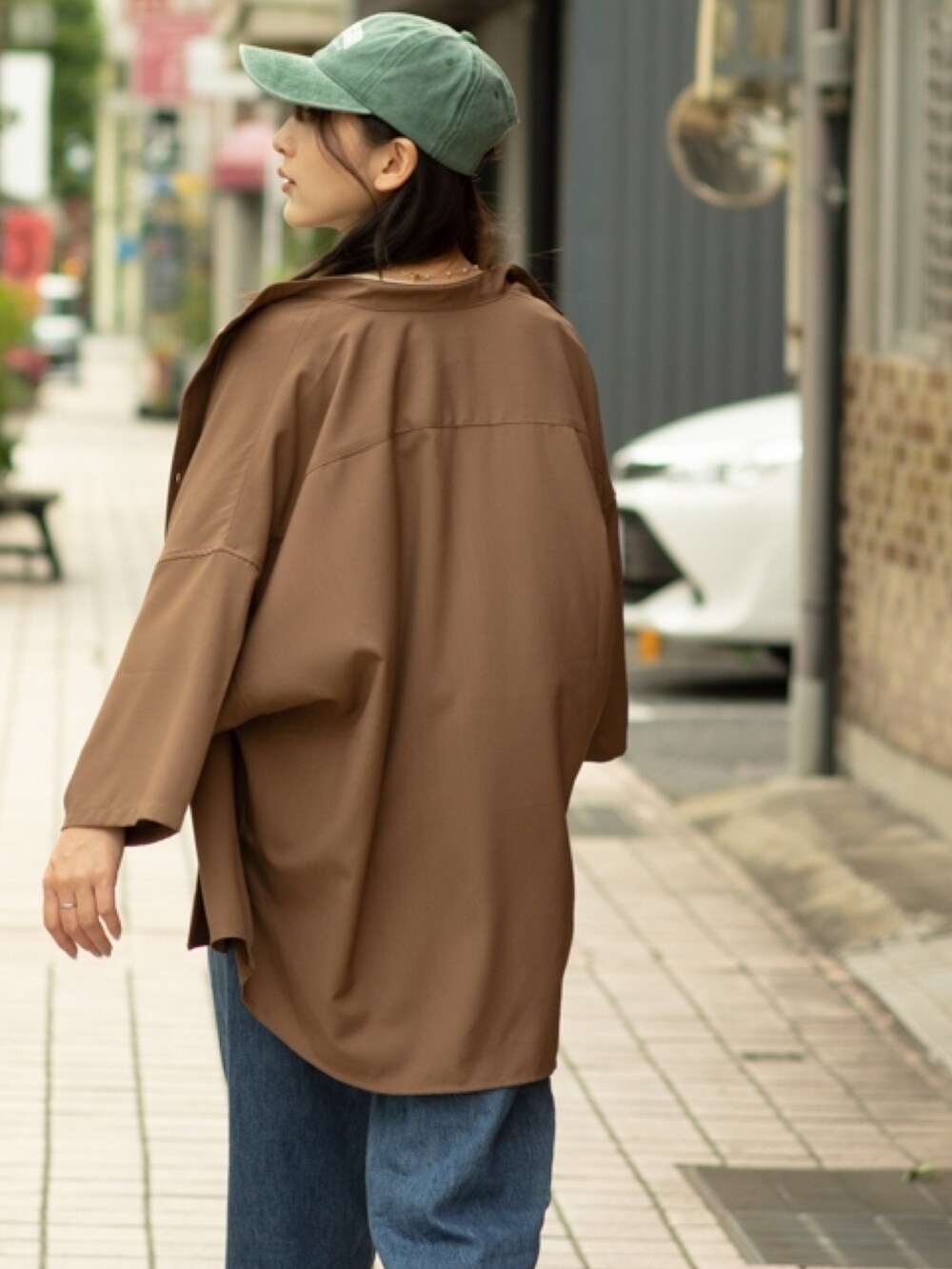 ブラウン系のシャツ/ブラウスを着用したレディースの夏コーディネートの3枚目の写真