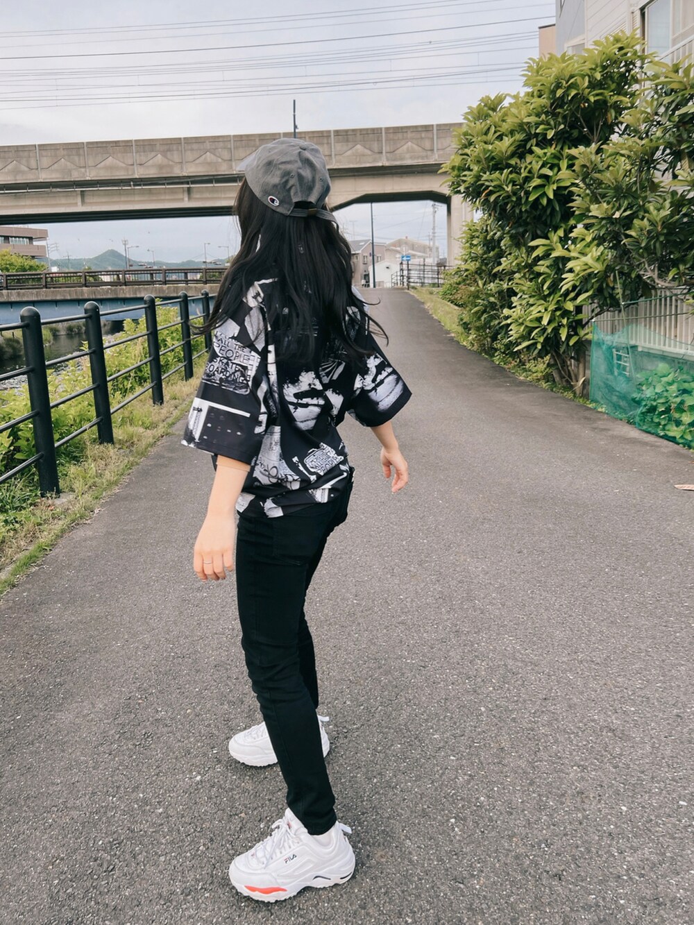 ブラック系のシャツ/ブラウス、ブラック系のデニムパンツを着用したレディースの春コーディネートの2枚目の写真