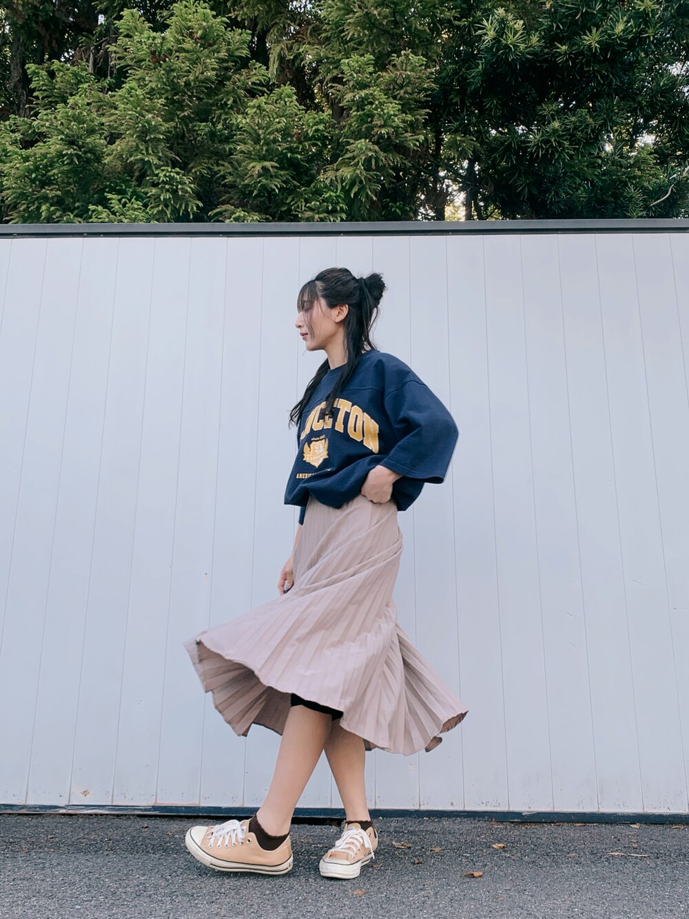 ブルー系のTシャツ/カットソー、ベージュ系のスニーカーを着用したレディースの春コーディネートの2枚目の写真