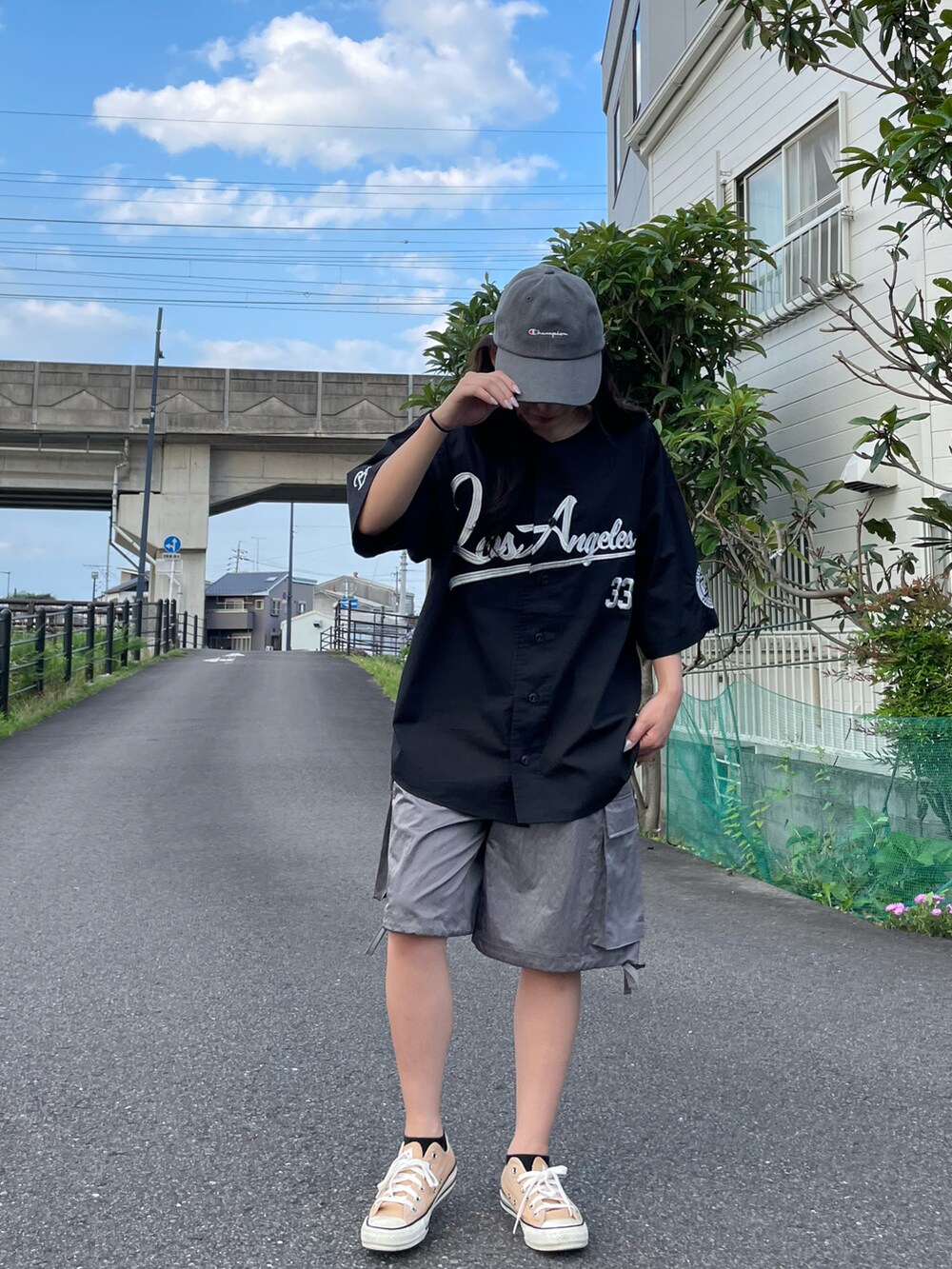 ブラック系のスタジャン、グレー系のカーゴパンツを着用したレディースの夏コーディネートの2枚目の写真