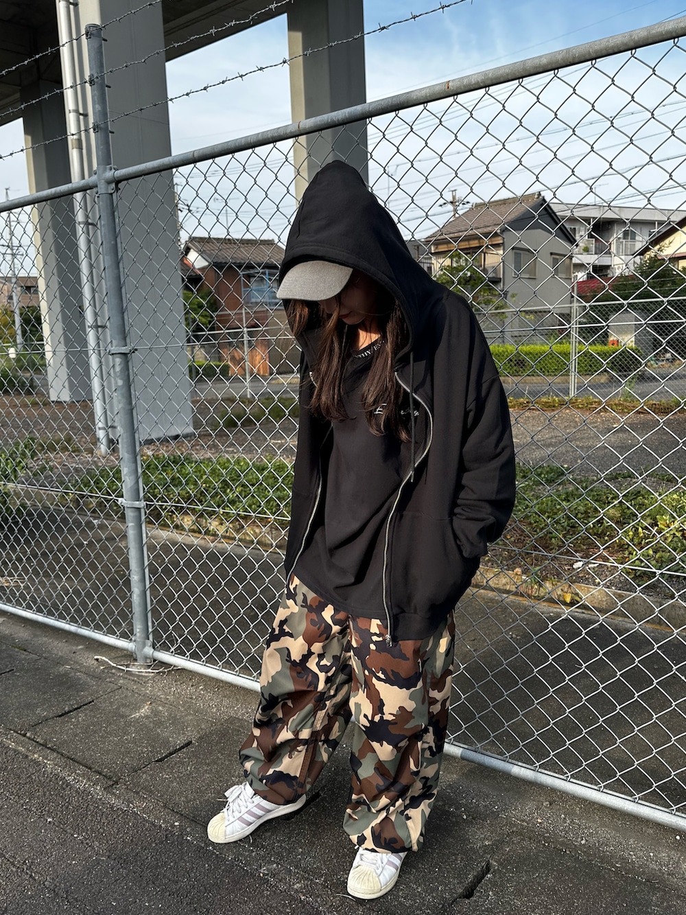 ブラック系のパーカー、その他のカーゴパンツを着用したレディースの秋コーディネートの2枚目の写真