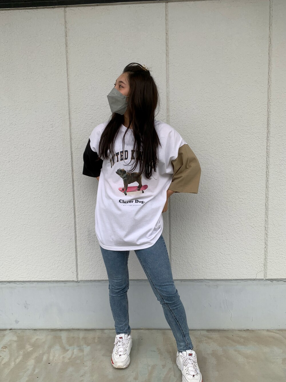 ホワイト系のTシャツ/カットソー、ブルー系のデニムパンツを着用したレディースの夏コーディネートの2枚目の写真