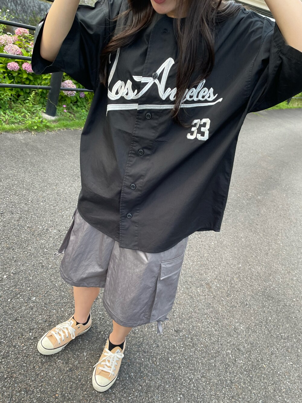 ブラック系のスタジャン、グレー系のカーゴパンツを着用したレディースの夏コーディネートの3枚目の写真