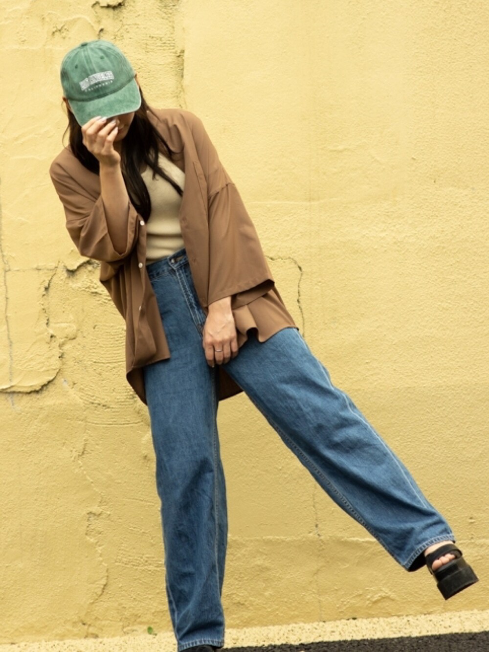 ブラウン系のシャツ/ブラウスを着用したレディースの夏コーディネートの2枚目の写真