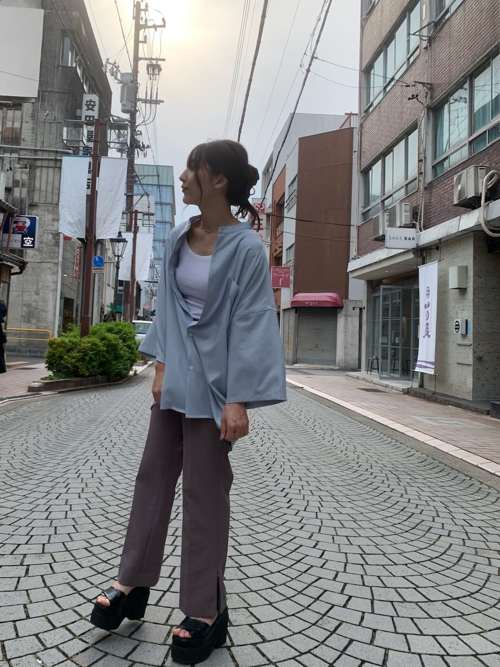 ブルー系のシャツ/ブラウス、ホワイト系のTシャツ/カットソーを着用したレディースの夏コーディネートの2枚目の写真