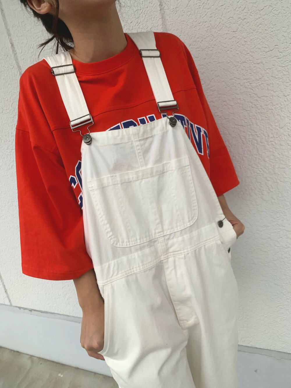 ホワイト系のサロペット/オーバーオール、オレンジ系のTシャツ/カットソーを着用したレディースの夏コーディネートの2枚目の写真
