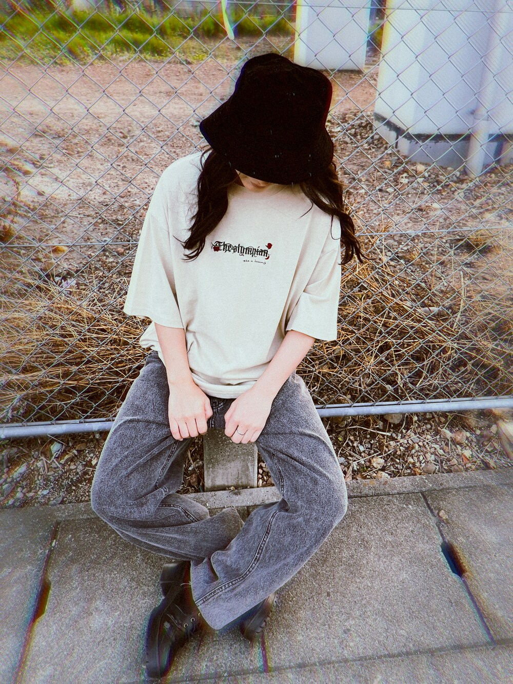 ベージュ系のTシャツ/カットソーを着用したレディースの春コーディネートの2枚目の写真