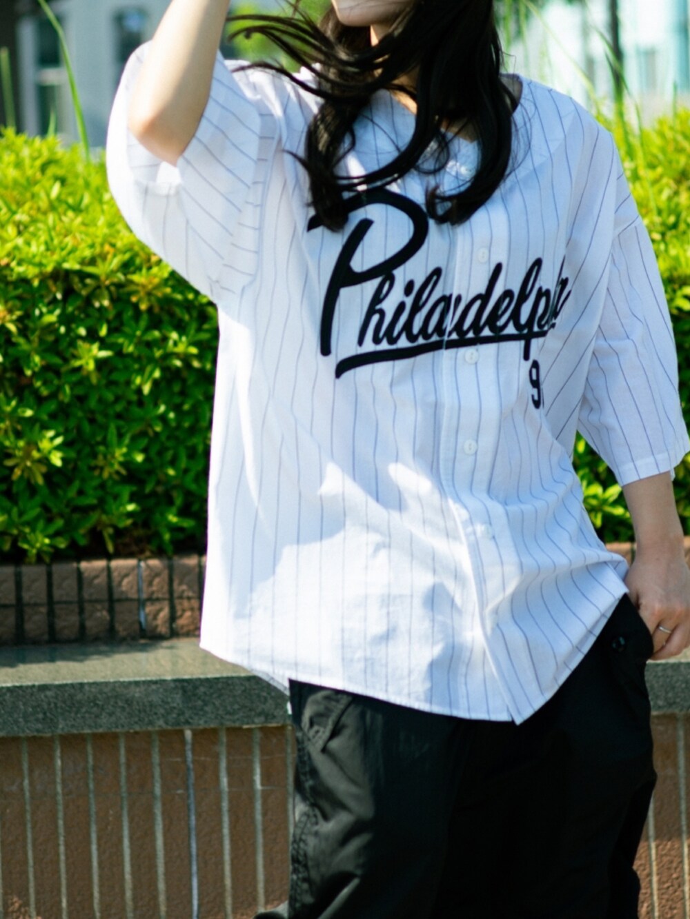 ホワイト系のシャツ/ブラウスを着用したレディースの夏コーディネートの3枚目の写真