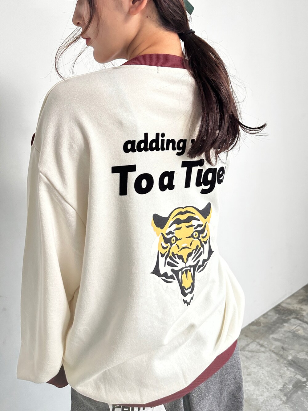 ホワイト系のスウェットを着用したレディースの冬コーディネートの2枚目の写真