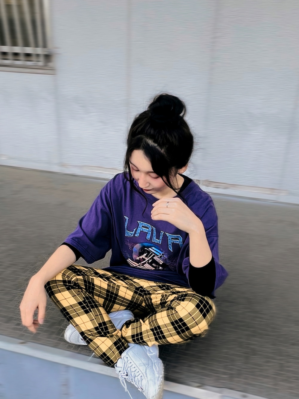 パープル系のTシャツ/カットソー、イエロー系のその他パンツを着用したレディースの春コーディネートの2枚目の写真