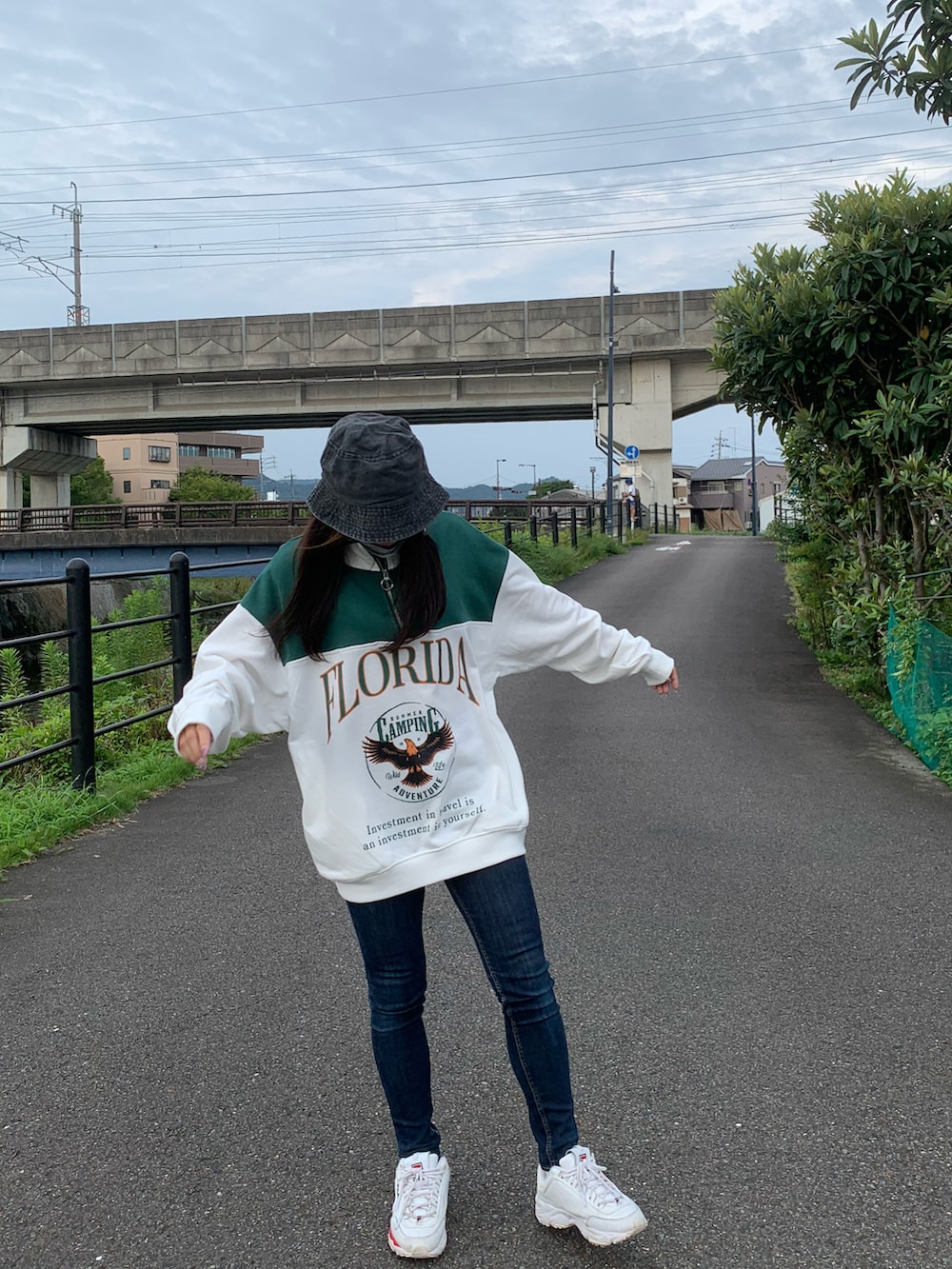 ホワイト系のスウェットを着用したレディースの夏コーディネートの2枚目の写真