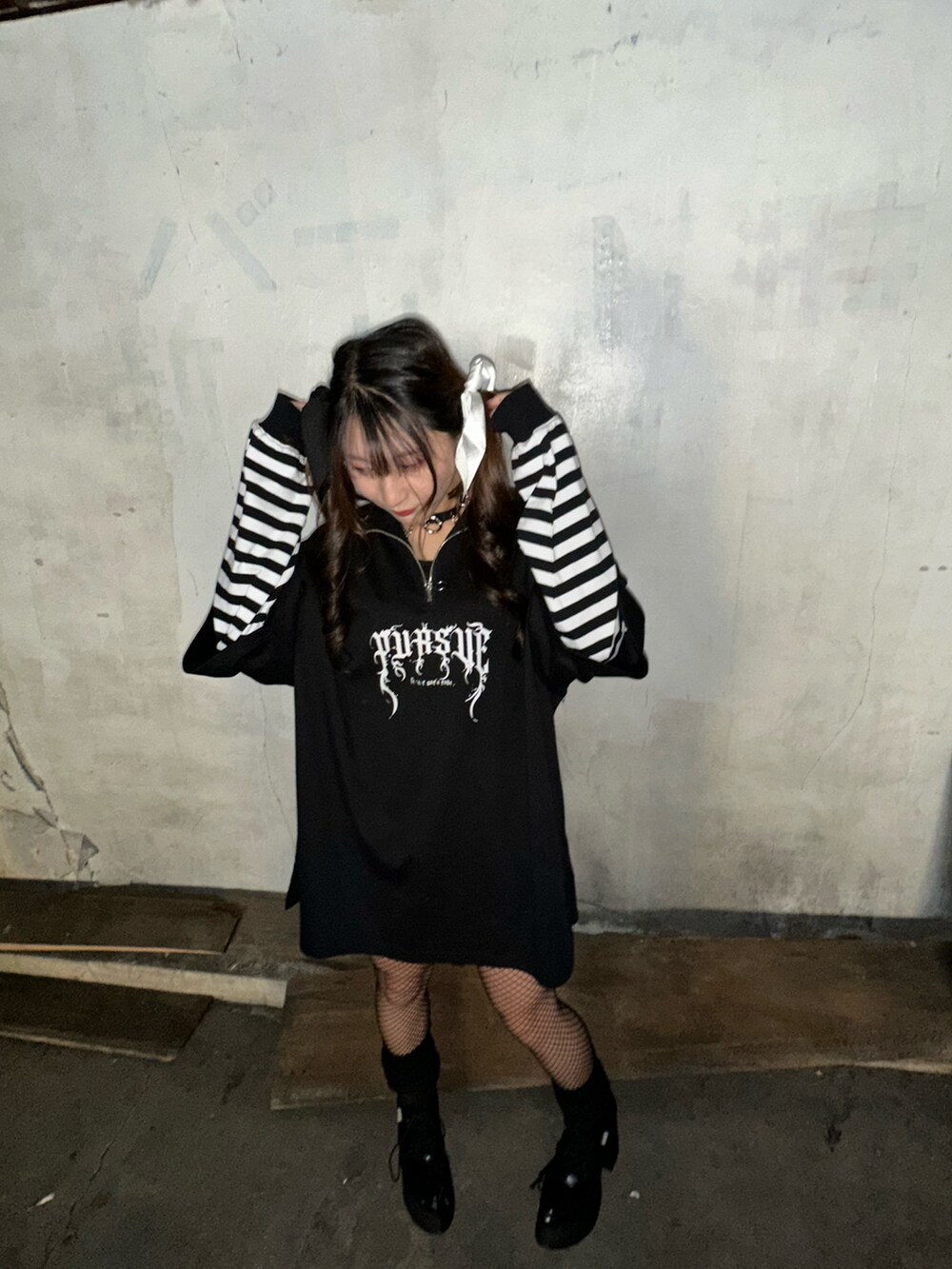 ブラック系のスウェットを着用したレディースの冬コーディネートの2枚目の写真