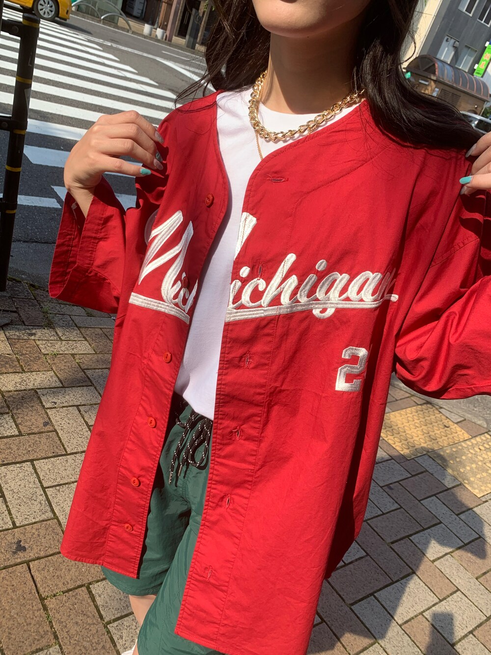 レッド系のシャツ/ブラウス、グリーン系のその他パンツを着用したレディースの夏コーディネートの2枚目の写真