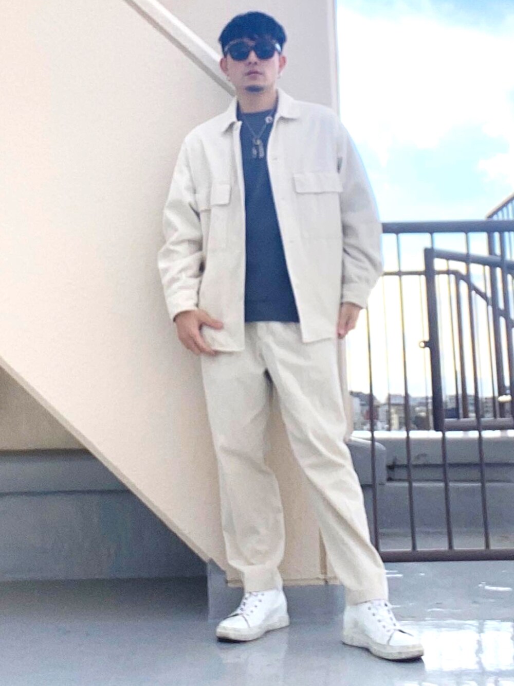 グレー系のスウェット、ホワイト系のジャケット/アウター、ホワイト系のチノパンツを着用したメンズの春コーディネートの2枚目の写真