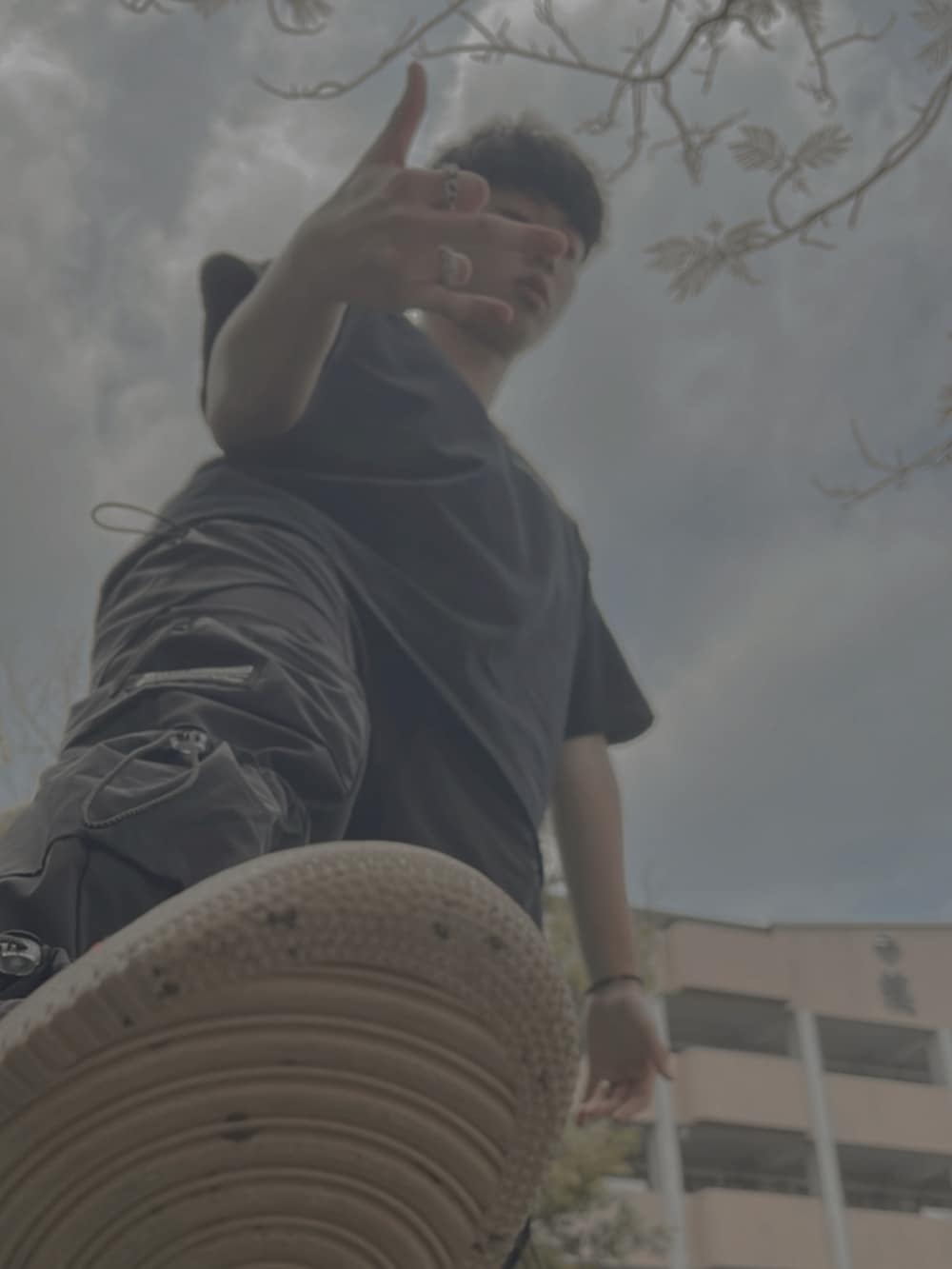 ブラック系のTシャツ/カットソー、ブラック系のパンツ、ホワイト系のスニーカーを着用したメンズの春コーディネートの3枚目の写真