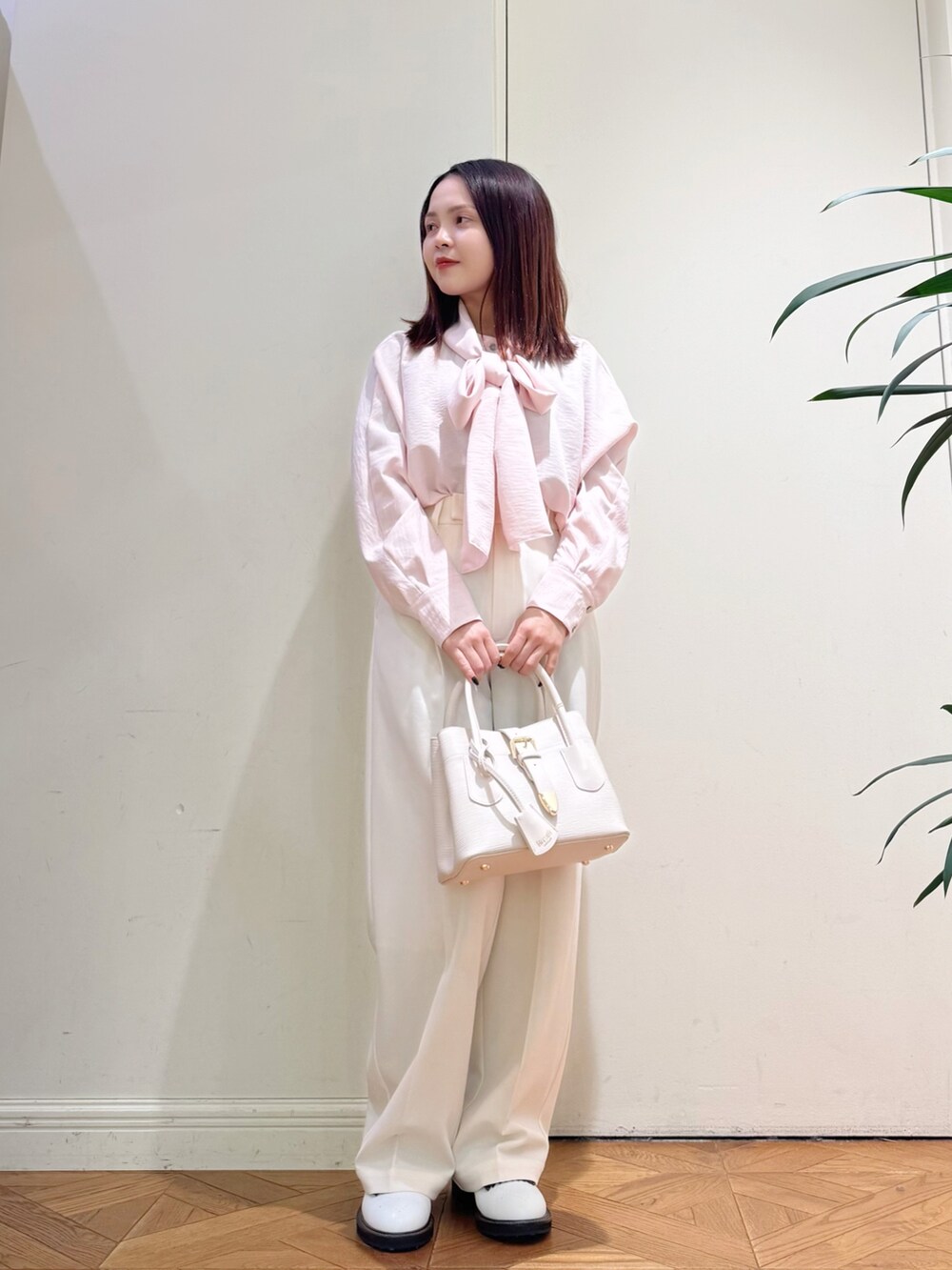 ホワイト系のその他パンツ、ホワイト系のテーラードジャケット、ピンク系のシャツ/ブラウスを着用したレディースの冬コーディネートの2枚目の写真